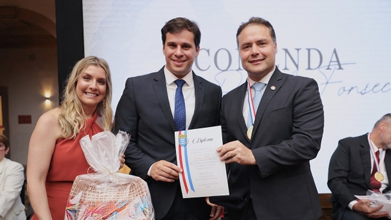 Governador recebe a Comenda Dona Rosa da Fonseca