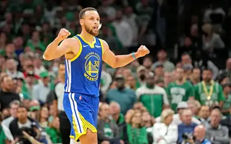 Celtics arrasam Warriors por 52 pontos de diferença com show de Brown e do aniversariante Tatum