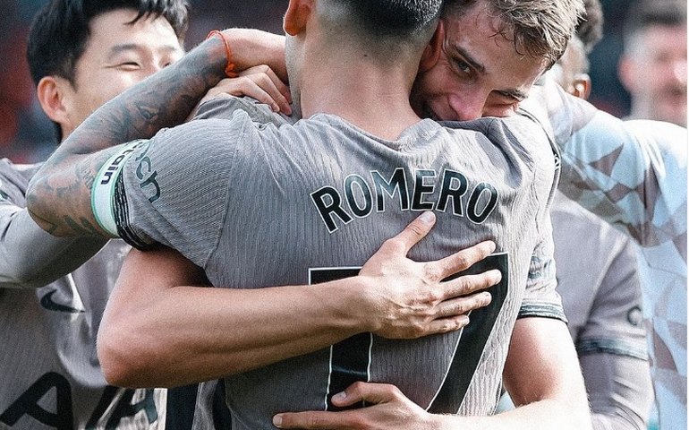 Tottenham vence e dorme na liderança do Inglês; Manchester United busca virada nos acréscimos