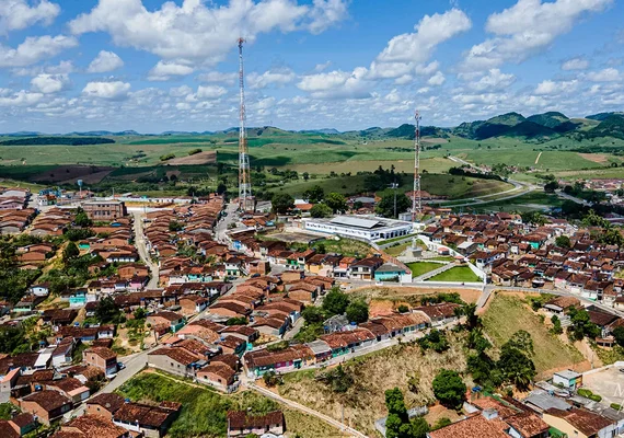 Servidor almoçava na calçada por ser proibido de utilizar o refeitório em posto de Saúde de Novo Lino