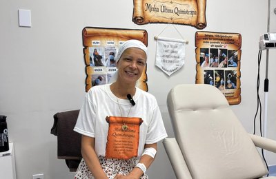 Professora celebra vitória no tratamento contra o câncer de mama após quimioterapia no Hospital Metropolitano