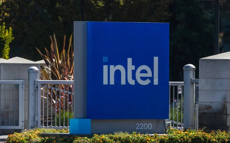 Intel inicia produção de novo chip e mira possível acordo com a Apple
