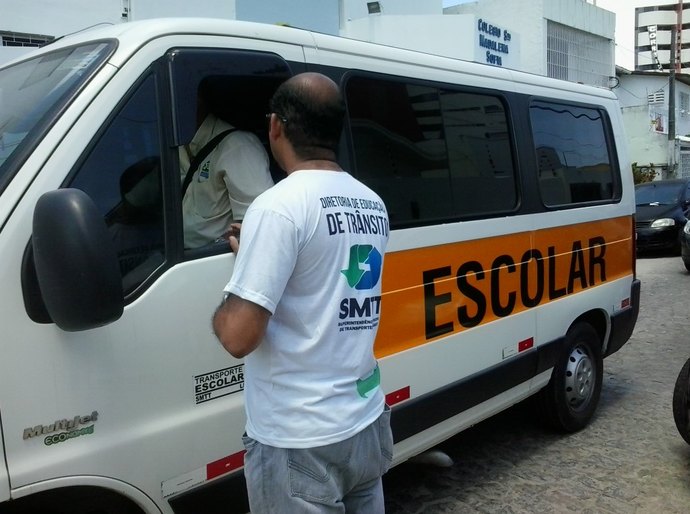 Ações educativas orientam motoristas no entorno de escolas de Maceió