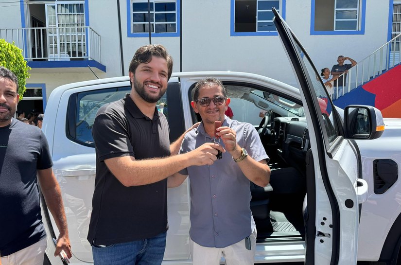 Prefeitura de Traipu entrega novos veículos para Saúde e Educação e motocicletas para GM e SMTT