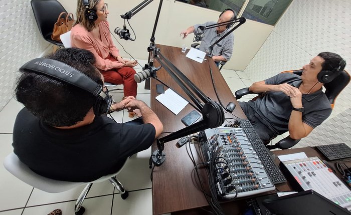 Durante a entrevista com os jornalistas Valtenor Leoncio e Geraldo Câmara, a especialista explicou que o metanol é altamente tóxico Durante a entrevista com os jornalistas Valtenor Leoncio e Geraldo Câmara, a especialista explicou que o metanol é altamente tóxico