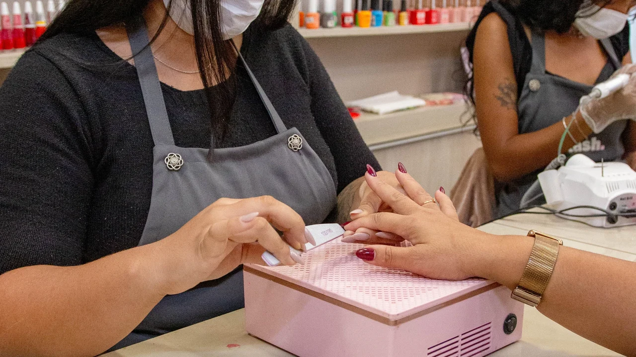Cuidado com as unhas vai além da estética e exige atenção à saúde