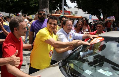 Adesivaço mostra força das candidaturas de Ricardo e Yale  