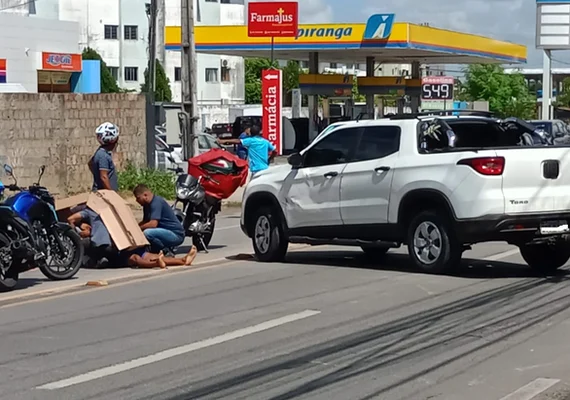 Colisão deixa homem ferido e trânsito travado na Avenida Juca Sampaio
