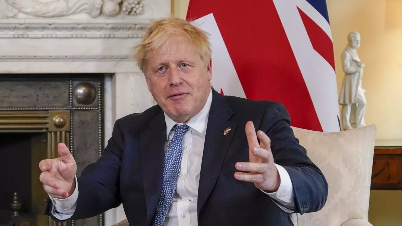 Johnson quer seguir premiê interino até outubro, mas é pressionado a sair antes