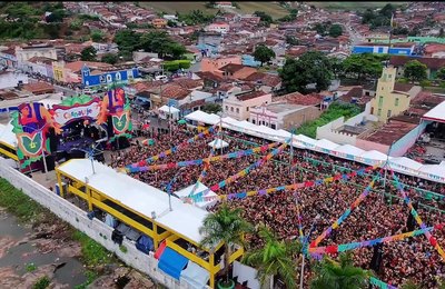 Multidão brinca o carnaval com mela-mela em São José da Laje