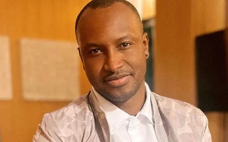 Ao lado de Carol Peixinho, Thiaguinho se emociona em velório de Preta Gil