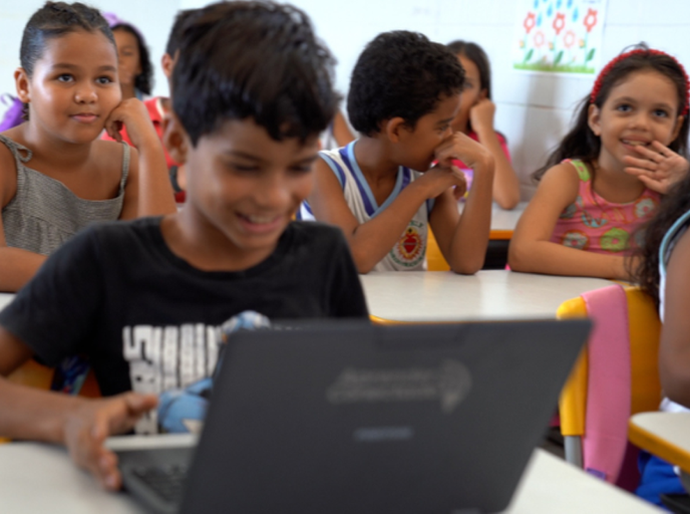 Escolas Conectadas alcança 68,4% das instituições públicas em 2025