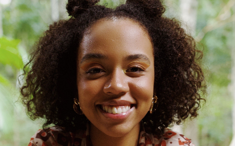 Revelação Bea Rodrigues sobe nova releitura