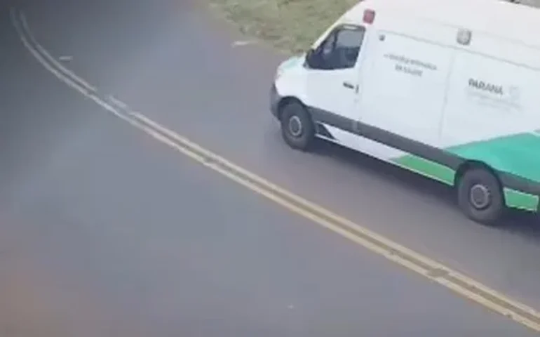 Acidente entre ambulância e trem deixa quatro feridos no Paraná