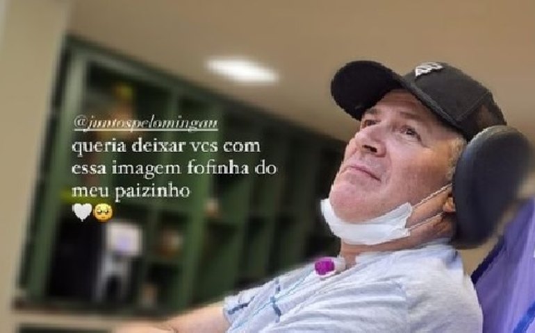 Filha de Mingau compartilha foto do baixista em recuperação após deixar o hospital