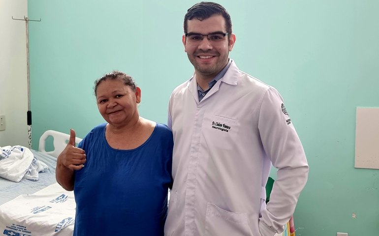 Após tratamento no Hospital de Emergência do Agreste, agricultora com doença rara volta a andar