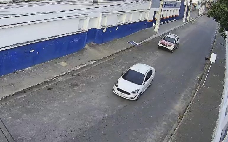 Ação integrada da PM localiza carro roubado e prende suspeitos no Centro de Maceió