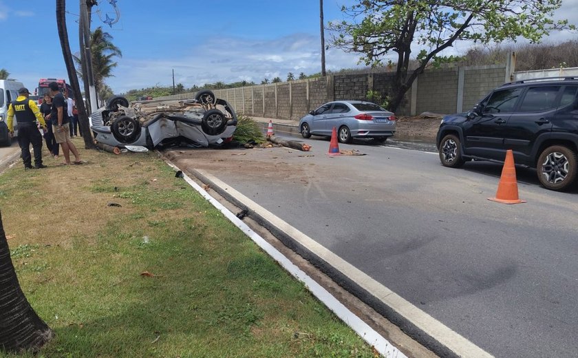 Carro bate em coqueiro, capota e deixa homem ferido no Pontal da Barra