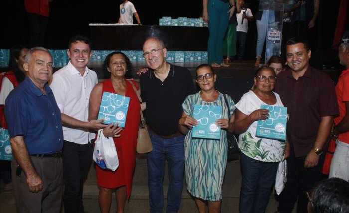 prefeito faz entrega de óculos a cidadãos carentes