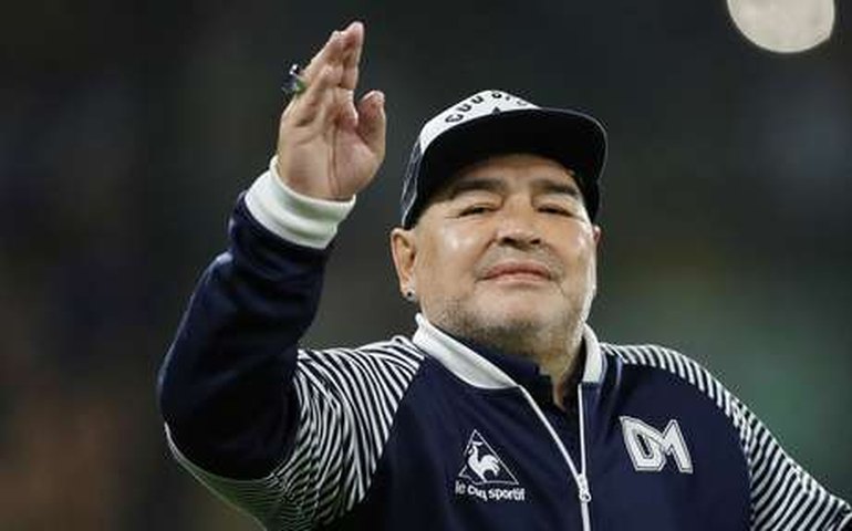 Advogado de Maradona reclama de demora da ambulância no socorro: ‘Inexplicável’