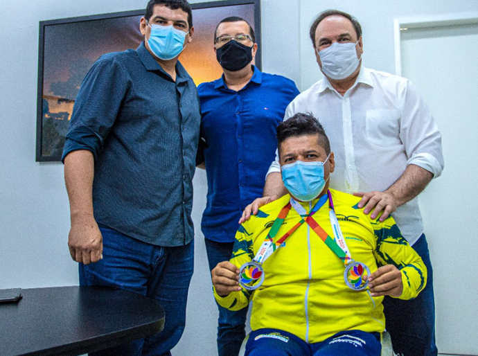 Medalhista paralímpico universitário é recebido pelo prefeito Luciano Barbosa
