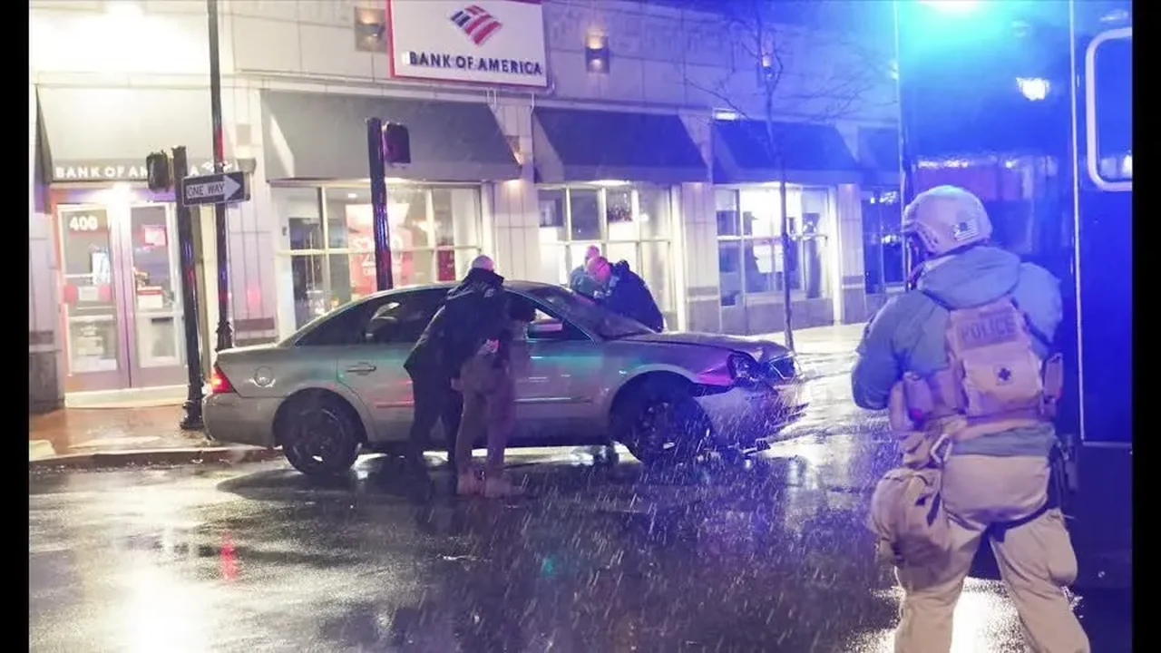 Carro atinge comitiva do presidente dos EUA, Joe Biden; vídeos