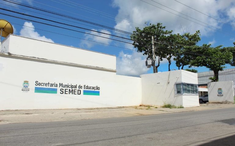 Diretor de escola municipal denuncia Semed depois da queda de telhado de escola Telhas que caíram