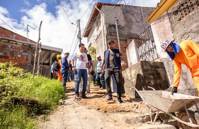 Vice-prefeito e titular da Seminfra visita construção de escadaria no São Jorge