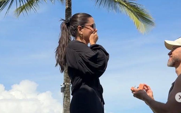 Fernanda Bande é pedida em casamento em praia na Bahia