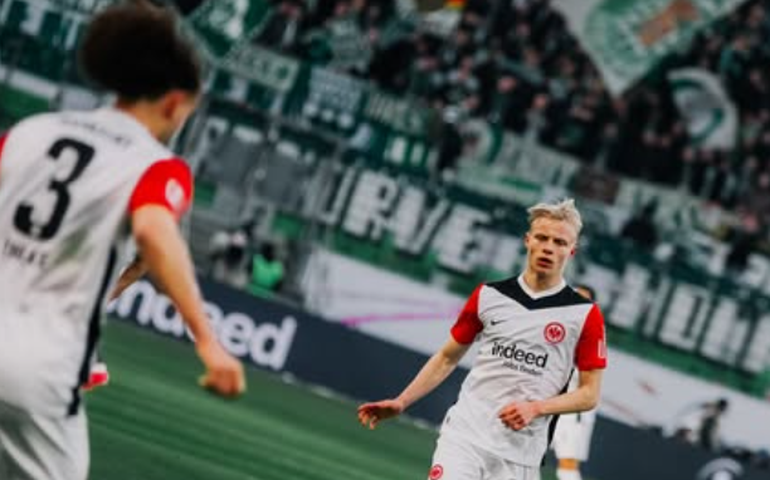 Roma e Eintracht Frankfurt sofrem punições da Uefa por comportamento hostil de torcedores