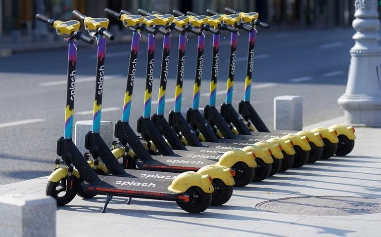 Após acidentes, patinetes elétricos de aluguel são retirados de Paris