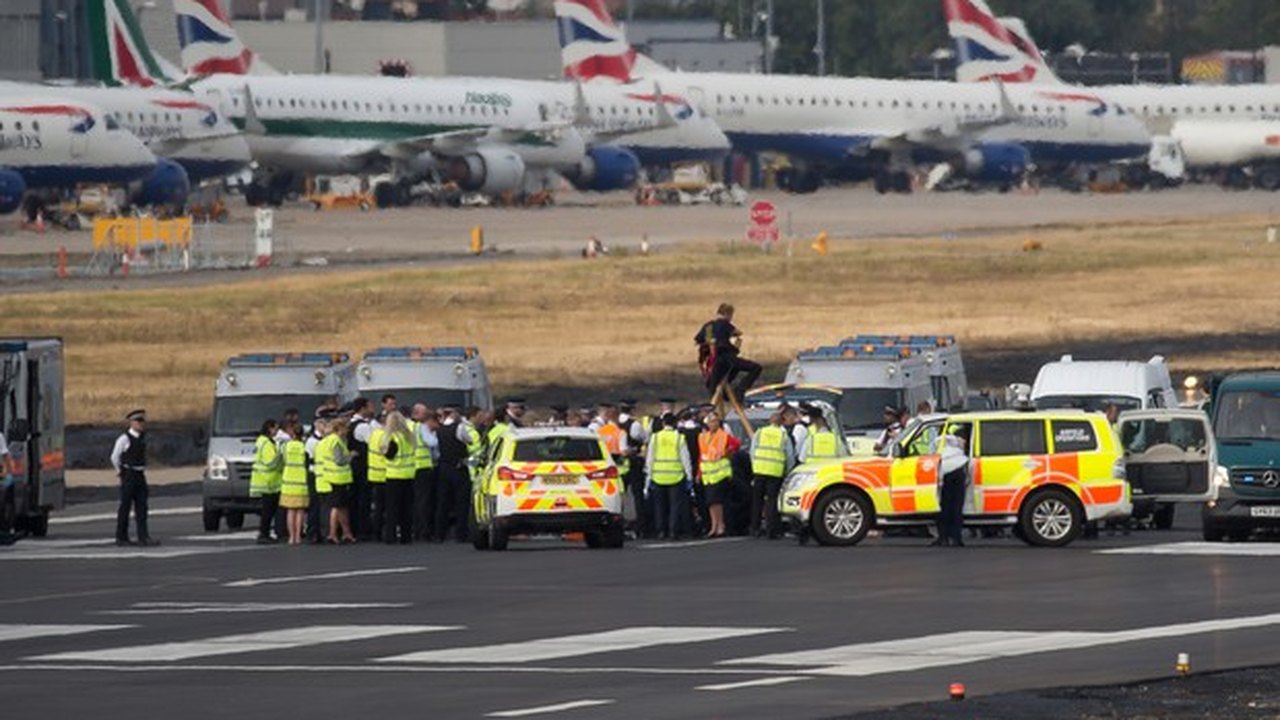 Grupo de combate ao racismo invade pista de aeroporto de Londres