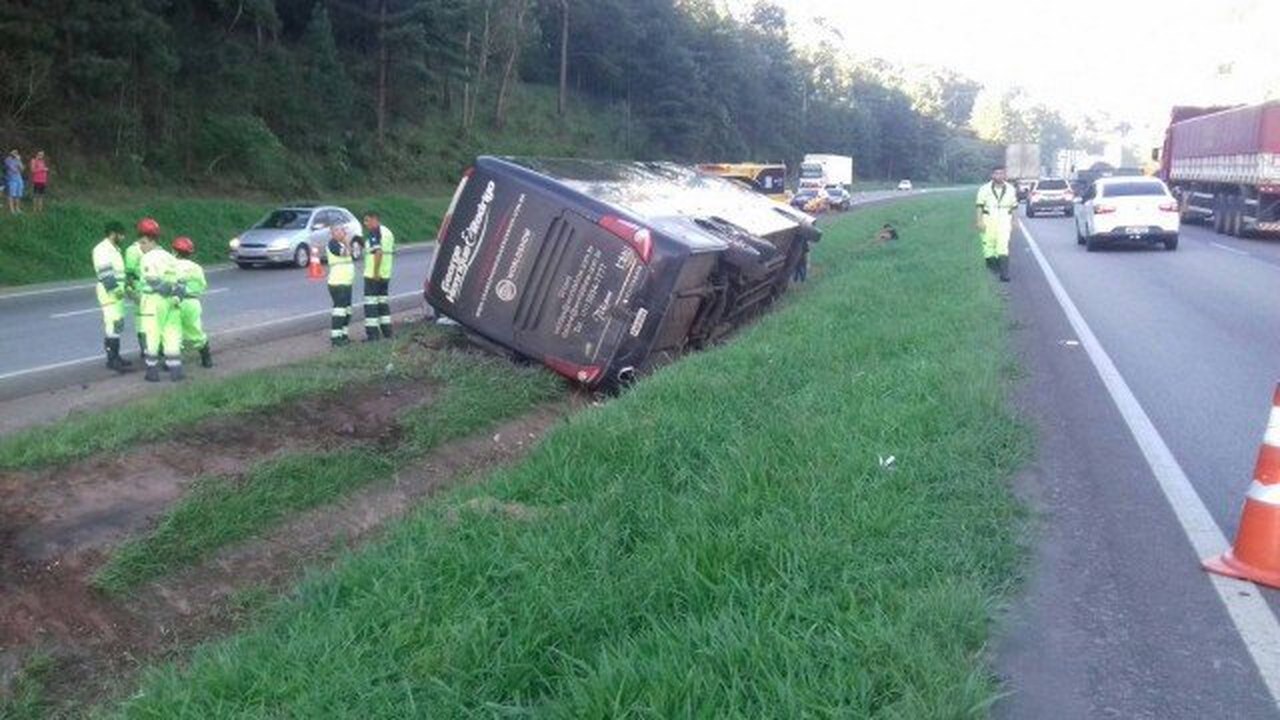 Ônibus da dupla George Henrique e Rodrigo capota em rodovia
