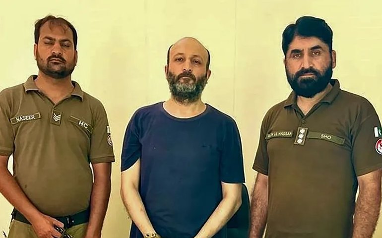 Homem é preso no Paquistão ao cavar cova após matar esposa