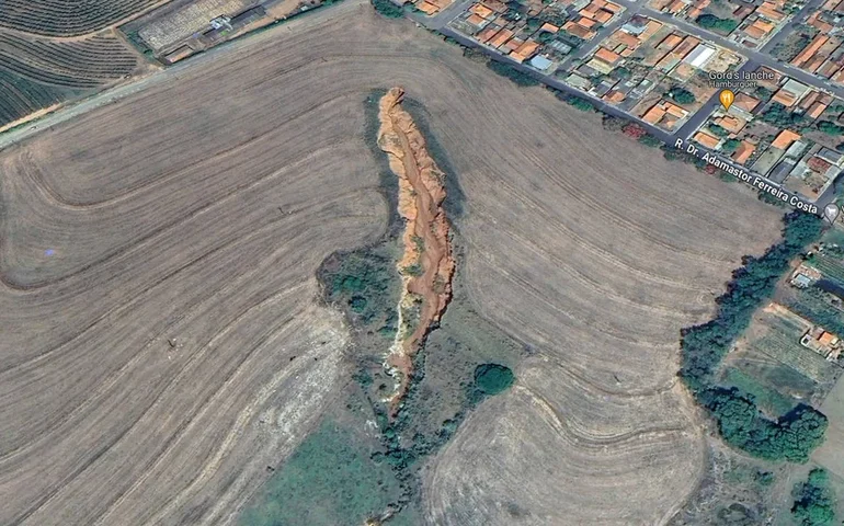 Cratera no interior de SP: prefeitura pede vistoria em voçoroca de mais de 200 metros