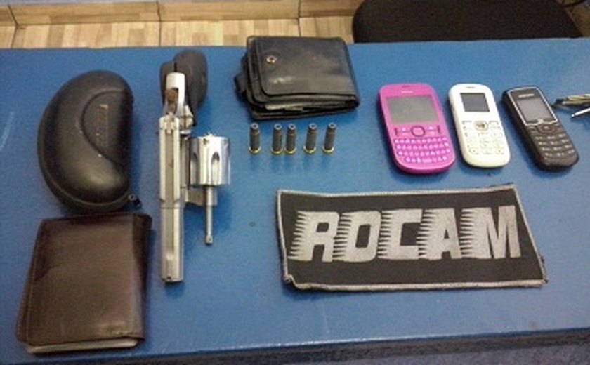 PM prende assaltante, apreende armas e recupera veículos