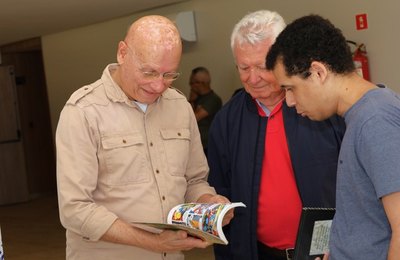 Feira de troca resgata cultura colecionista e promove encontro entre gerações em Maceió