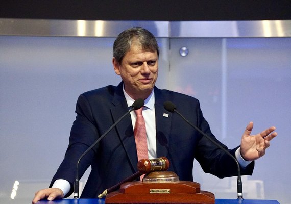 Mídia: Tarcísio tentou convencer STF a autorizar viagem de Bolsonaro aos EUA para negociar com Trump