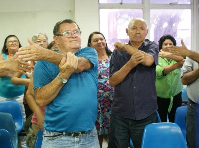 Usuários que aguardam atendimento fazem exercícios e relaxamento