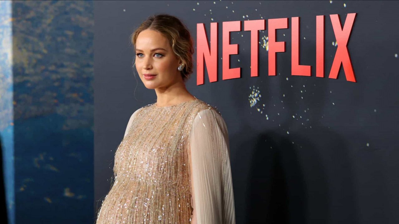 Jennifer Lawrence mostra barriga de grávida em lançamento de filme da Netflix