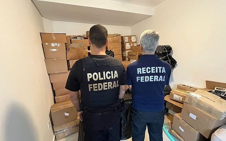 PF cumpre mandados em Maceió contra fraudes na importação de smartphones