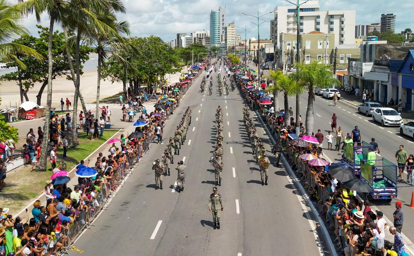 Desfile do 7 de Setembro reúne centenas de pessoas no Jaraguá