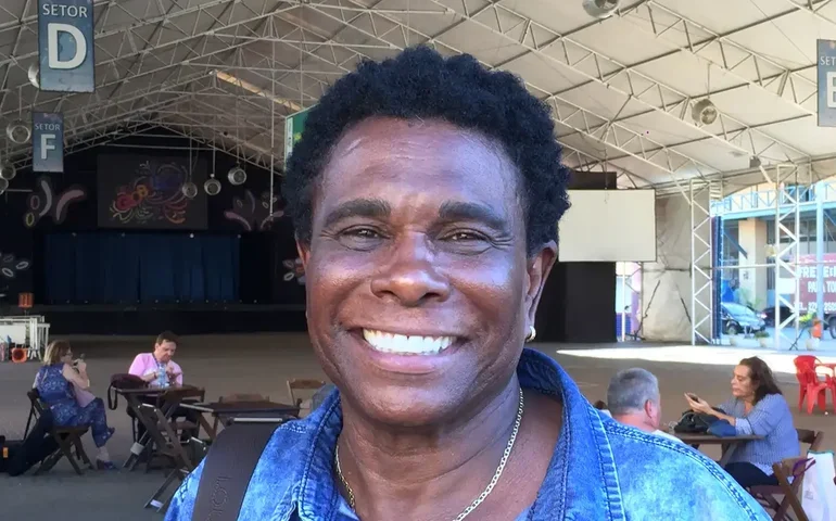 Neguinho da Beija-Flor relembra diagnóstico de câncer e destaca importância do apoio da esposa