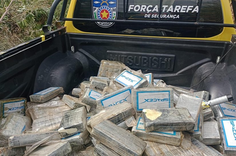 Polícia Militar encaminha à delegacia quase 200 quilos de cocaína apreendida em queda de aeronave em Coruripe