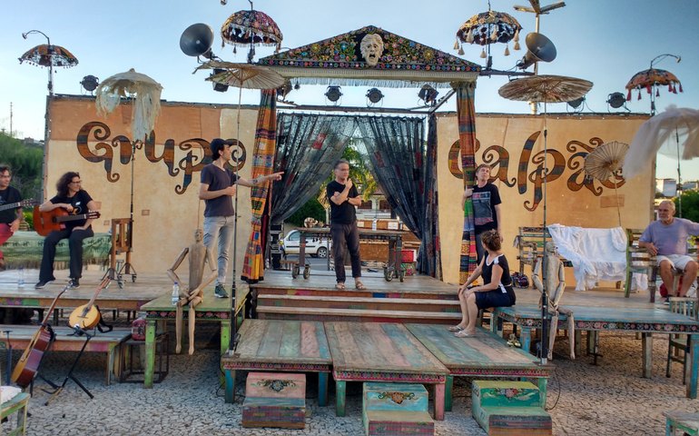 Grupo Galpão transforma celular em palco para &#8216;Como os Ciganos Fazem as Malas&#8217;