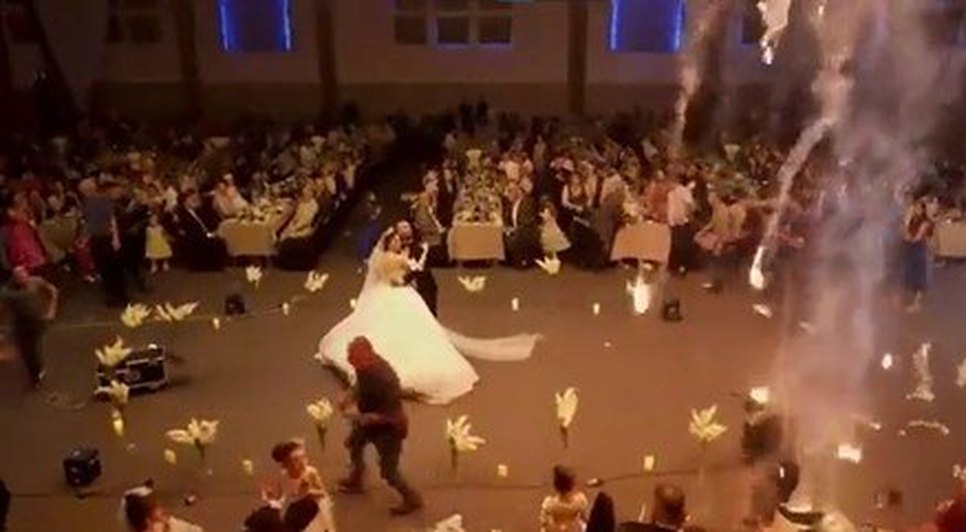 Vídeo mostra início de incêndio e correria durante casamento com mais de 100 mortos na Turquia