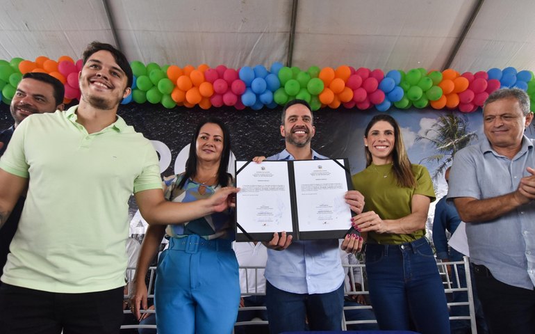 Governador assina ordens de serviço para construção de creches CRIA e pavimentação de ruas no Benedito Bentes