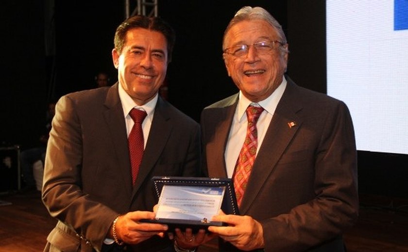 Teotonio Vilela é homenageado em Prêmio de Qualidade Empresarial