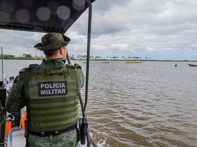 PM-AL flagra pesca predatória na Lagoa Manguaba