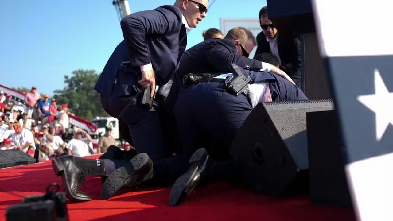 Trump cai do palco durante comício na Pensilvânia com sangue no rosto e após disparos serem ouvidos